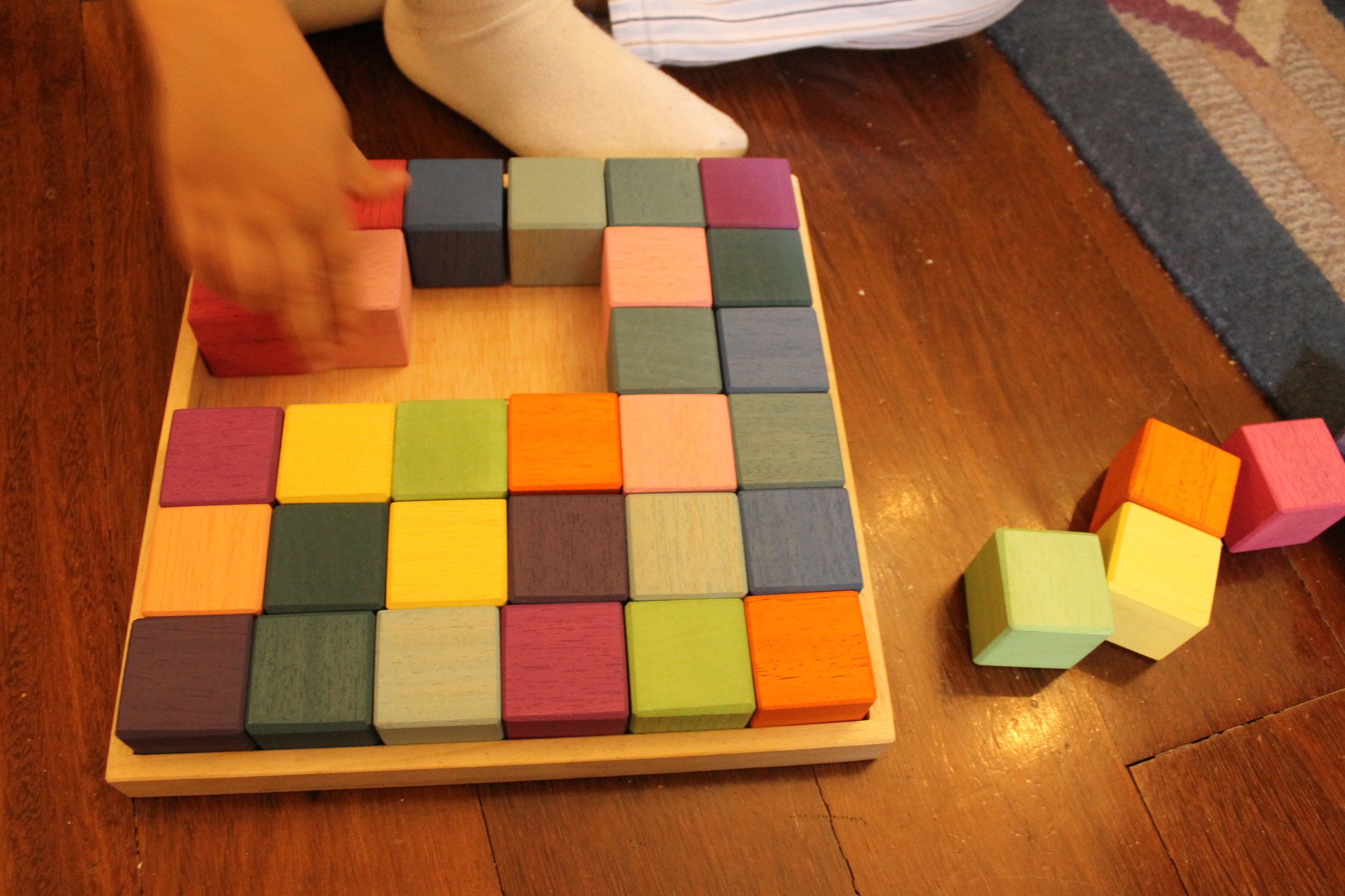 cubos de madera colores pastel. ukitu juguetes.