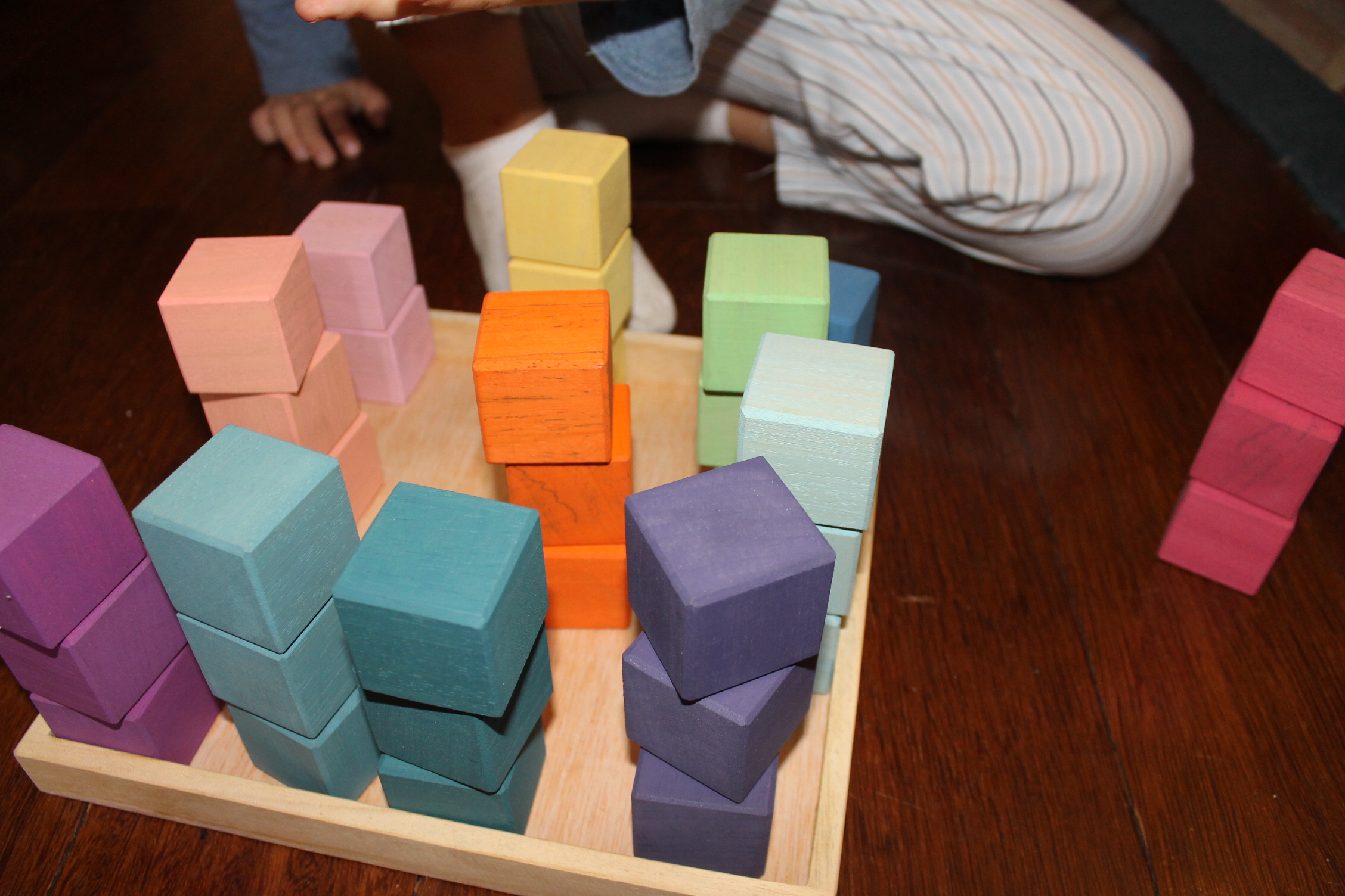 cubos de madera colores pastel. ukitu juguetes.