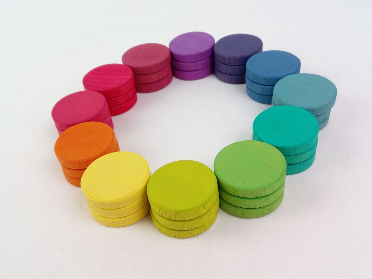 Monedas XL: 36 piezas de madera en 12 tonos arcoíris- ukitu juguetes