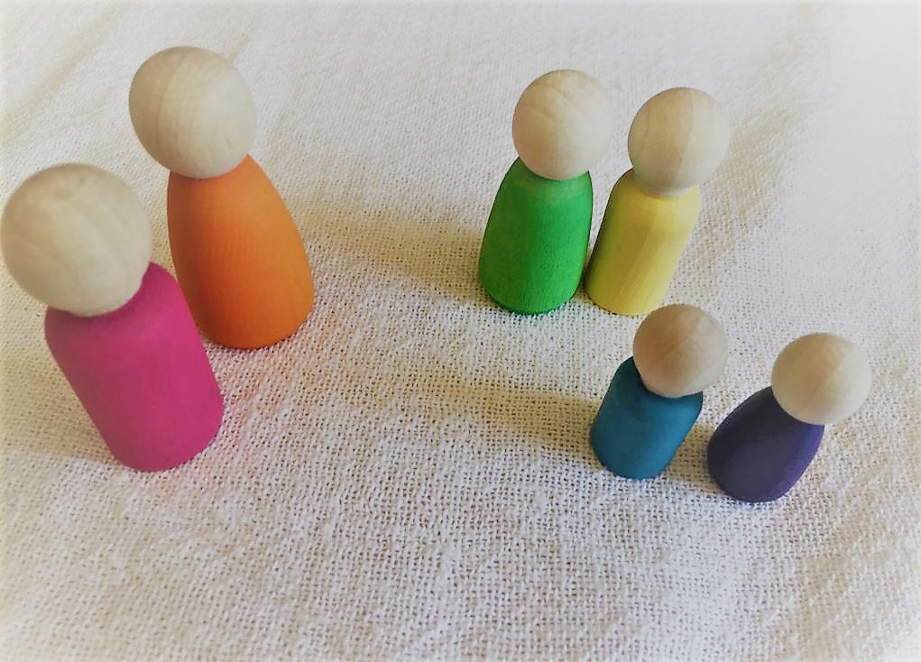 Familia de pegdolls en madera y colores arcoíris. Ukitu juguetes