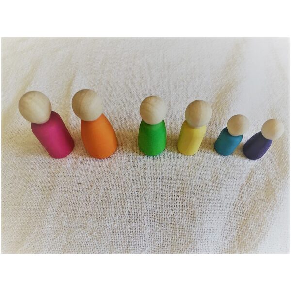 Familia de pegdolls en madera y colores arcoíris. Ukitu juguetes