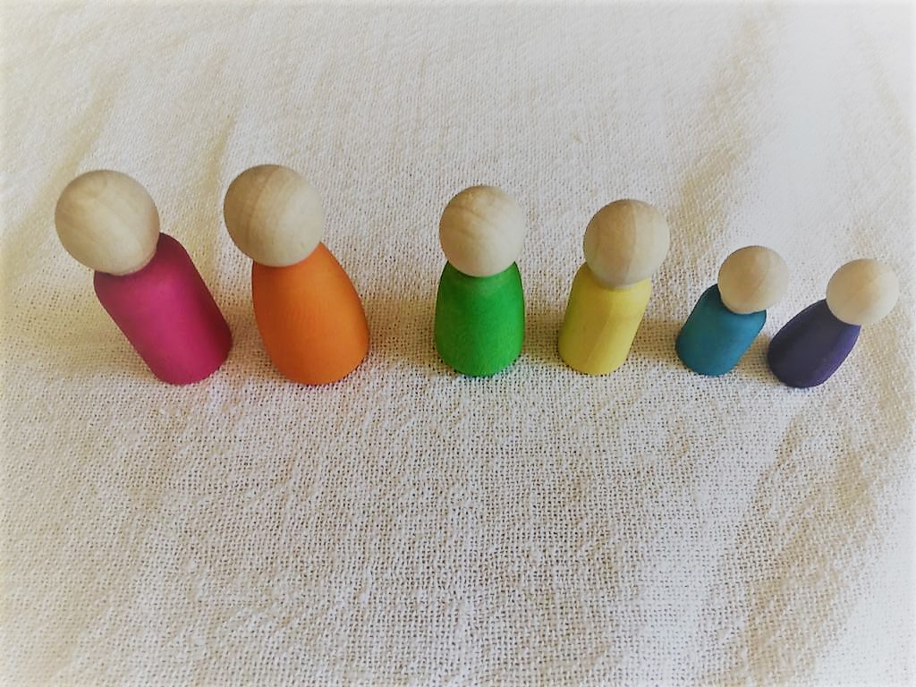 Familia de pegdolls en madera y colores arcoíris. Ukitu juguetes