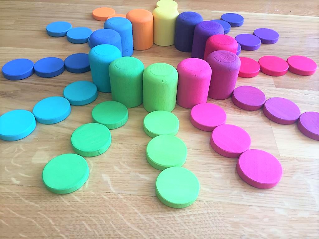 Vasitos 12 piezas de madera color arcoiíris. ukitu juguetes