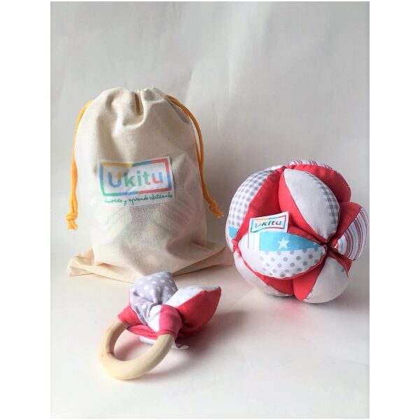 Conjunto pelota Montessori y mordedor de madera y tela acolchado en bolsa de algodón.100% artesanal realizado en España. Ukitu juguetes