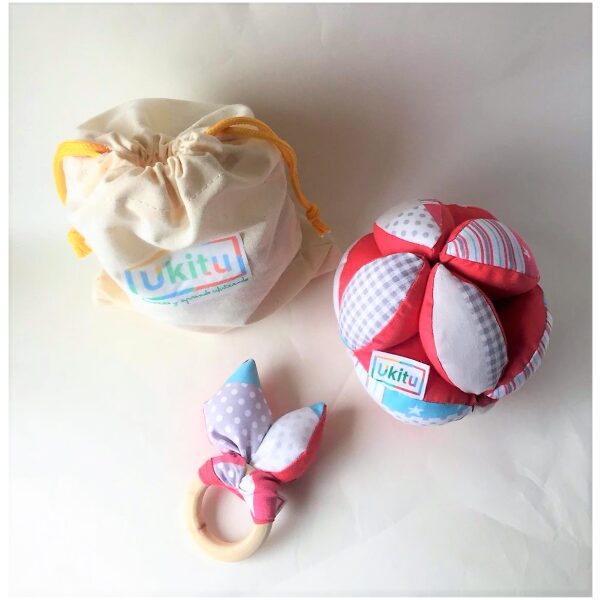 Conjunto pelota Montessori y mordedor de madera y tela acolchado en bolsa de algodón.100% artesanal realizado en España. Ukitu juguetes