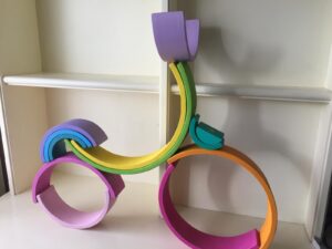 Arcoíris Waldorf pastel madera artesanal. ukitu juguetes