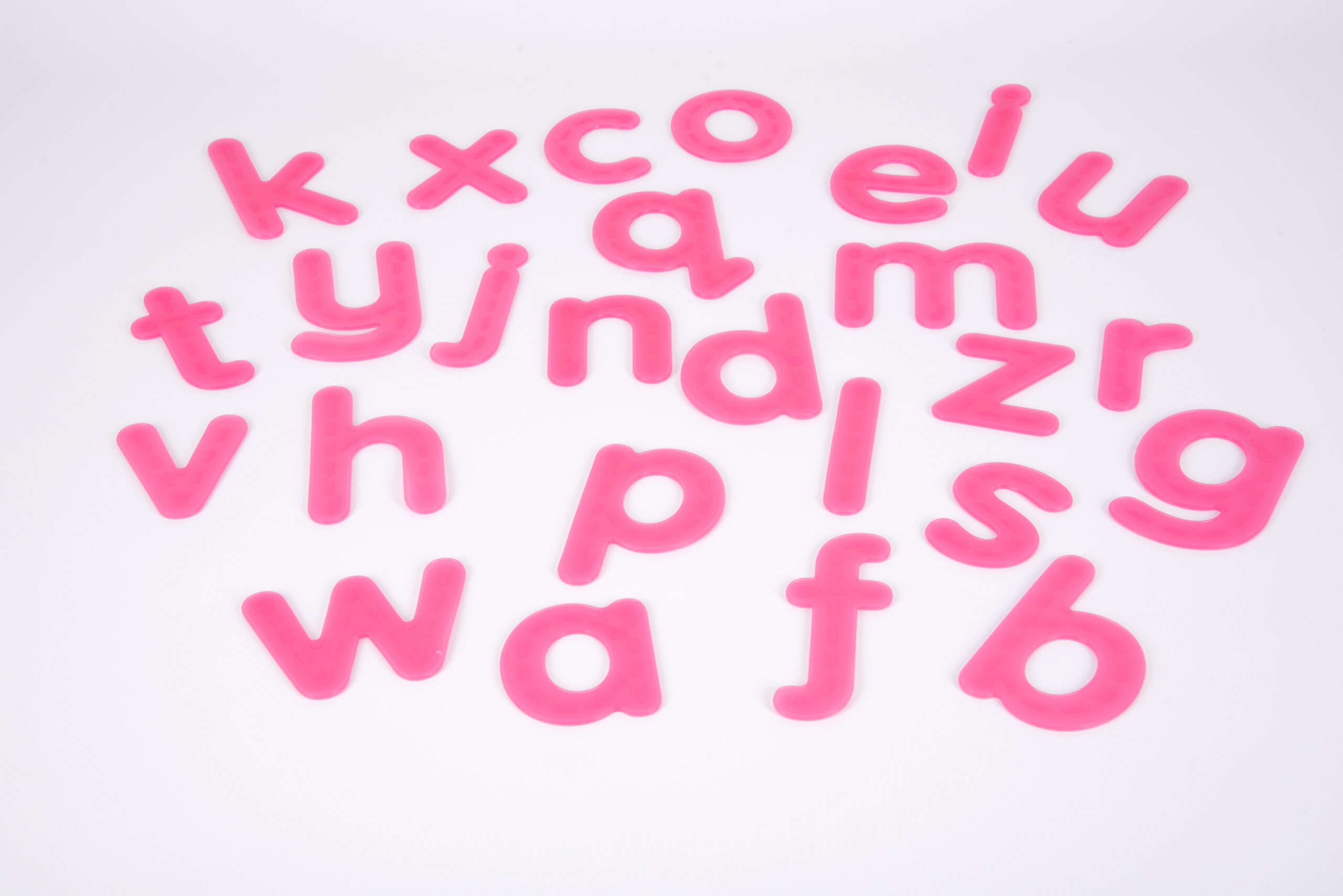 Letras de silicona traslúcidas con flechas en relieve de trazado. Ukitu juguetes