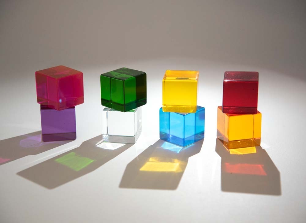 Cubos de percepción trasparentes en 8 colores distintos. Ukitu juguetes