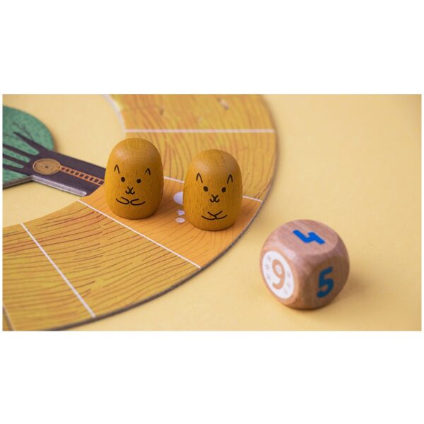 Juego de mesa Win win winter. Un juego de recorrido y estrategia para hasta 4 jugadores. ¡La ardilla que consiga llevar más bellotas a su madriguera será la ganadora! Ukitu juguetes